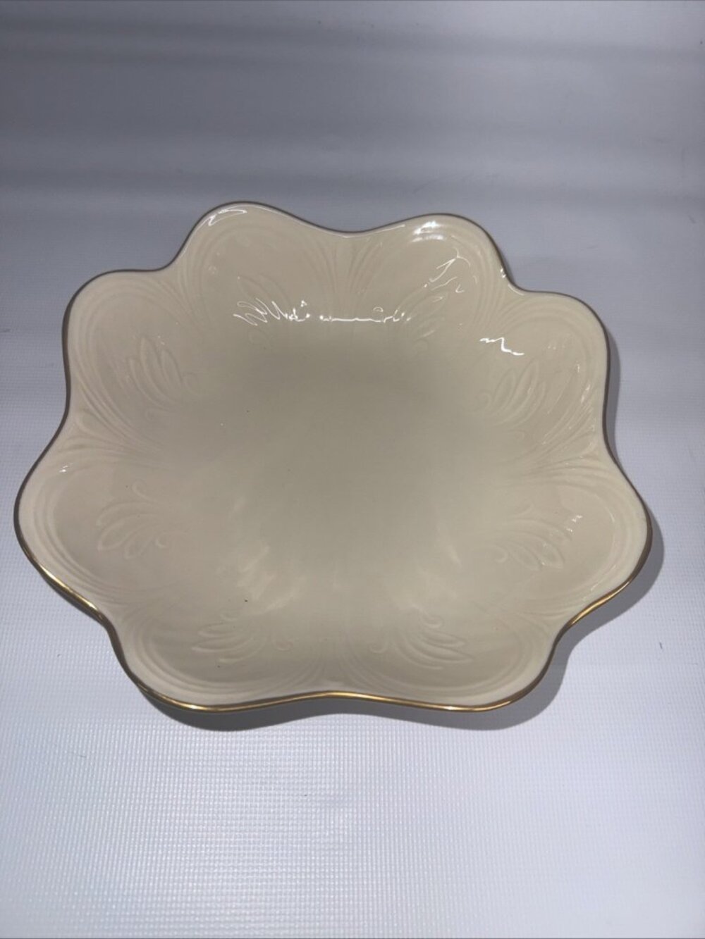 Lenox Saybrooke 8" Scalloped Porcelain Bowl - Ivory with 24k Gold Trim
